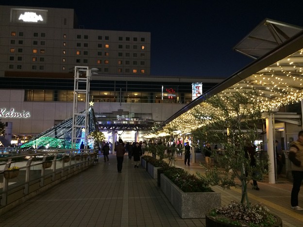 写真: 夜の豊橋駅前