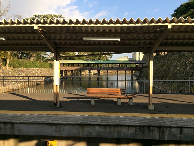 写真: 高松築港駅と玉藻公園の堀
