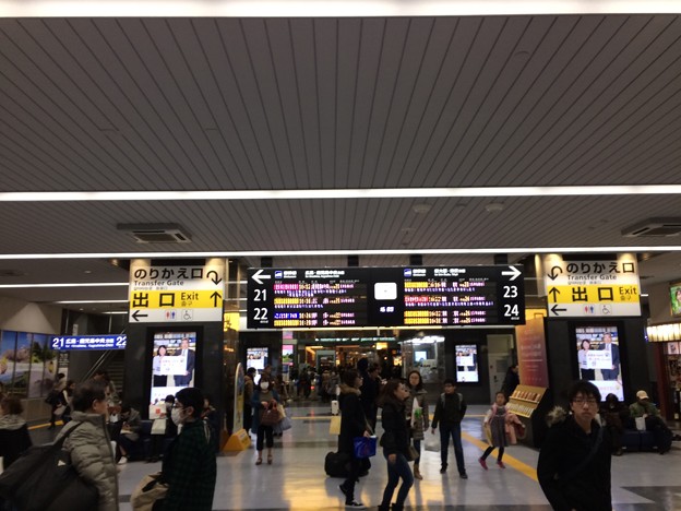 写真: 岡山駅新幹線乗換