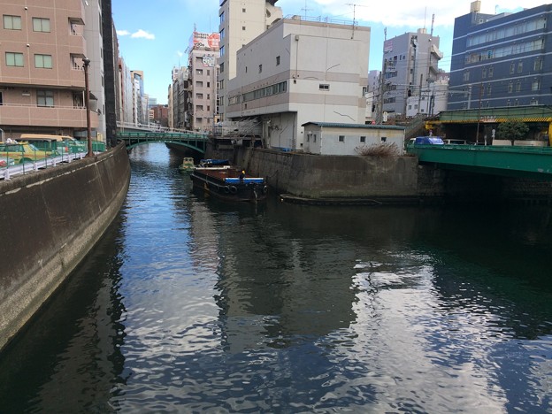 写真: 東京の川と舟