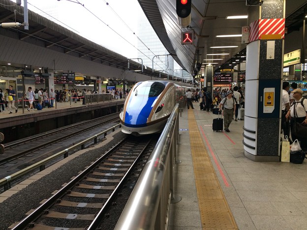 写真: 8:24 東京駅入線