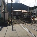 写真: 踏切から見た宇奈月温泉駅