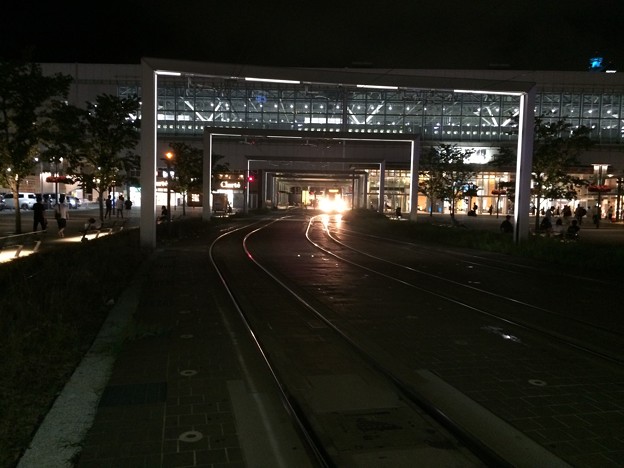 写真: 富山駅前 路面電車の走路