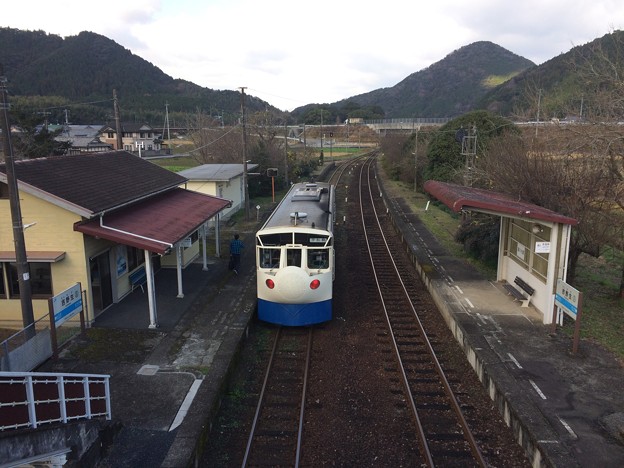 写真: 吉野生駅７ 〜跨線橋から宇和島方面を望む〜