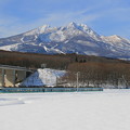 写真: 妙高山と信越線列車