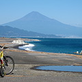 写真: 三保半島から望む富士山