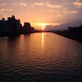 写真: 神崎川での夕日