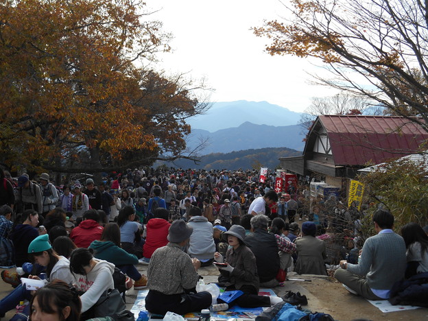 写真: 高尾山山頂も人人人2015.11.21