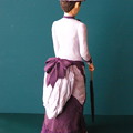 写真: バッスルスタイル人形紫後ろ