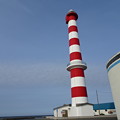 写真: DSC02677-5　稚内灯台　北海道で一番高さの高い灯台　右はノシャップ寒流水族館