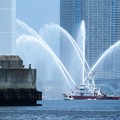 写真: 東京消防庁消防艇の放水