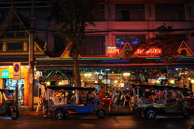 写真: バンコク夜の街並み（タニヤ）3