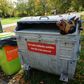 写真: 不気味なゴミ箱