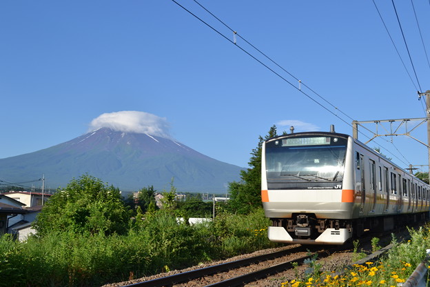 写真: 朝の富士と中央線E233系