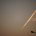 写真: 朝焼けと飛行機雲