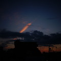朝焼けに染まる飛行機雲
