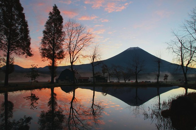 夜明けを待つ富士山