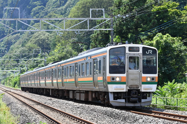写真: 上越線普通列車 (211系 4両)