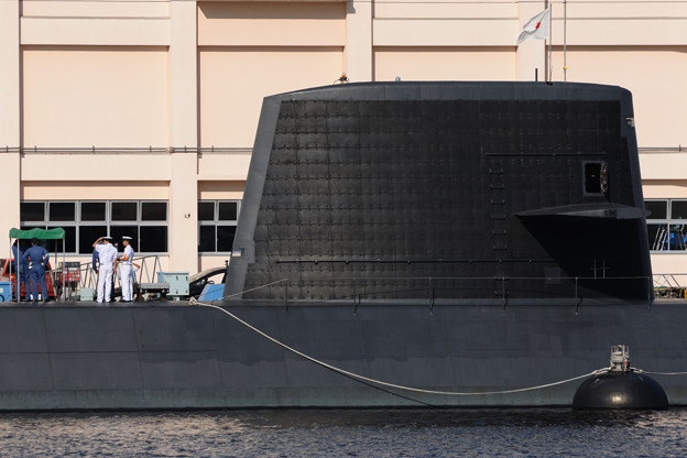 写真: 横須賀港の潜水艦