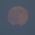 満月を背に羽田空港RWY16Lアプローチ