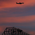 写真: 紅と紺の空と大橋と飛行機
