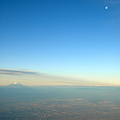 写真: 富士と残月を望む