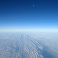 写真: morning moon on the cloud sea.