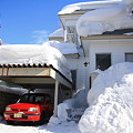 写真: 雪に埋もれる家03-12.01.18