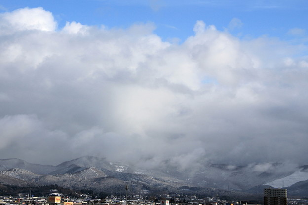 写真: 青空と里山