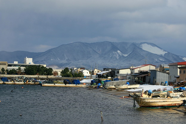写真: 造道漁港と東岳