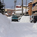写真: 雪の凸凹道
