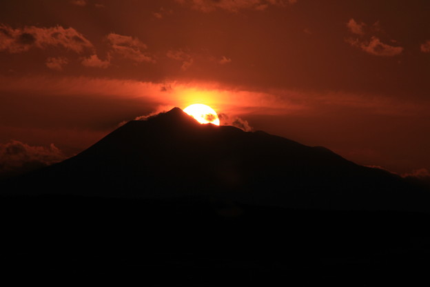 写真: 山頂をかすめる夕陽ー２