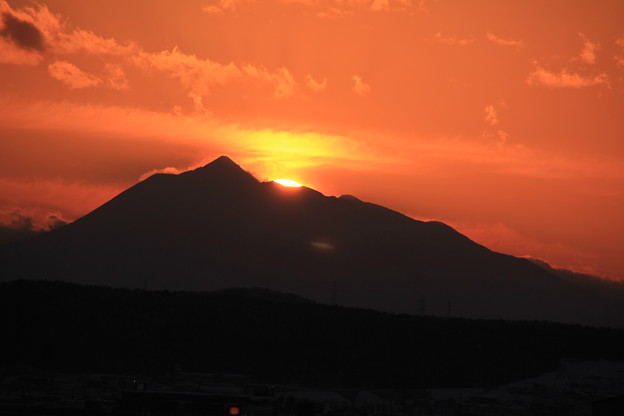 写真: 山頂をかすめる夕陽ー４