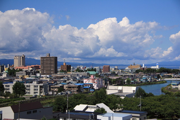 写真: 雲と街並み01-11.08.26