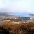 写真: 霧の切れ間より見える山中湖