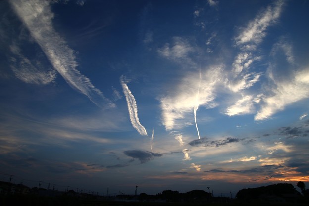 写真: 飛行機雲風景
