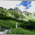 写真: 宝剣岳を見ながら散策
