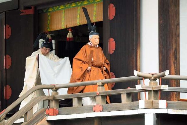 写真: １２５代天皇　今上(明仁）天皇最後の継承儀式始まる