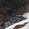 写真: 川流れる残雪風景