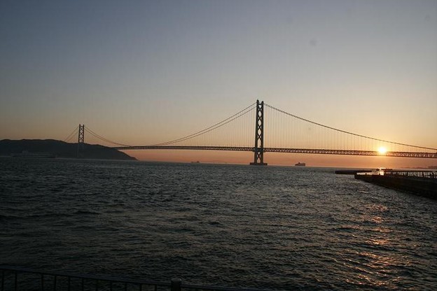 写真: 明石海峡大橋と沈む太陽１