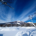 写真: 雪国 9（いもり池と妙高山）