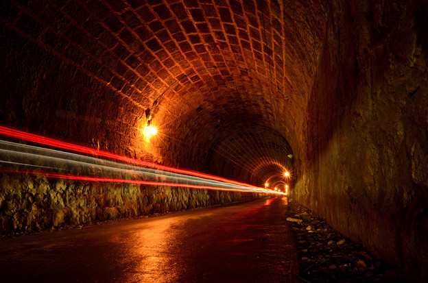 写真: 旧天城隧道を駆ける光