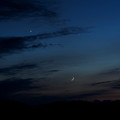 写真: 夕空の月・金星・木星