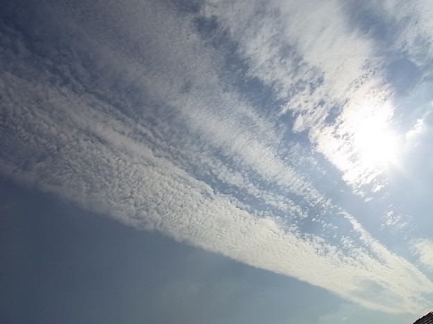 写真: 雲の道と彩雲