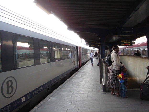 Thalysの向かい側にはローカル列車が