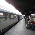 写真: Thalysの向かい側にはローカル列車が