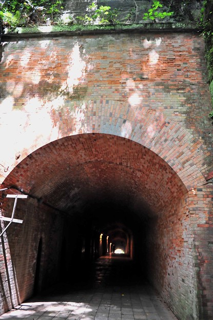 写真: 11　レンガ造りのトンネル