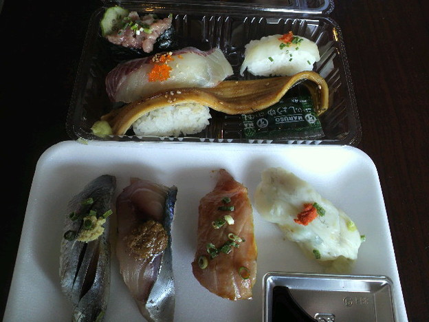 写真: 唐戸市場で寿司〜
