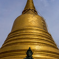 丘の頂上にある仏塔