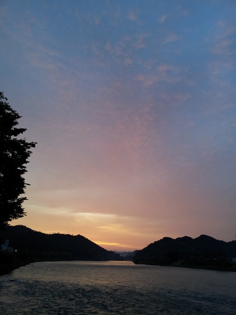 写真: 長良川の夜明け